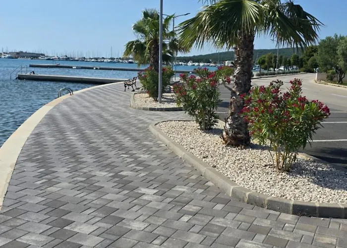 Vila Mia 3, Camp Limoni