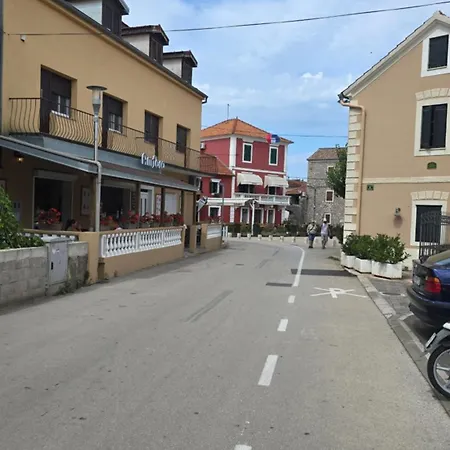 Mia 3, Camp Limoni Vila *