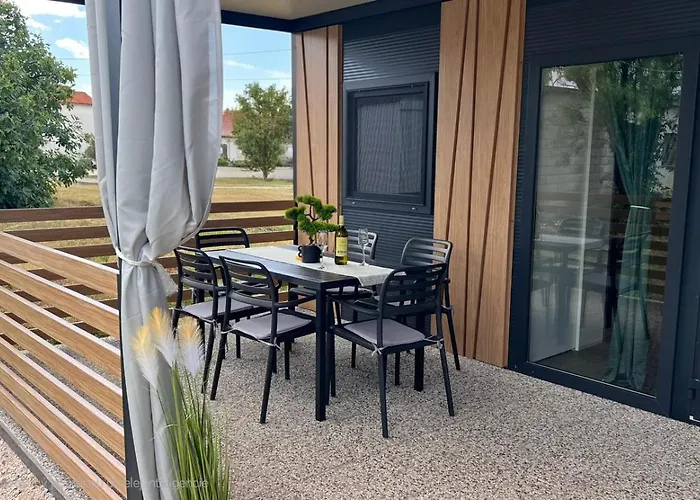 فيلة Mia 3, Camp Limoni